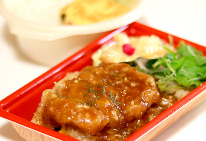 鶏肉の油淋ソース弁当（海老マヨサラダ添え）