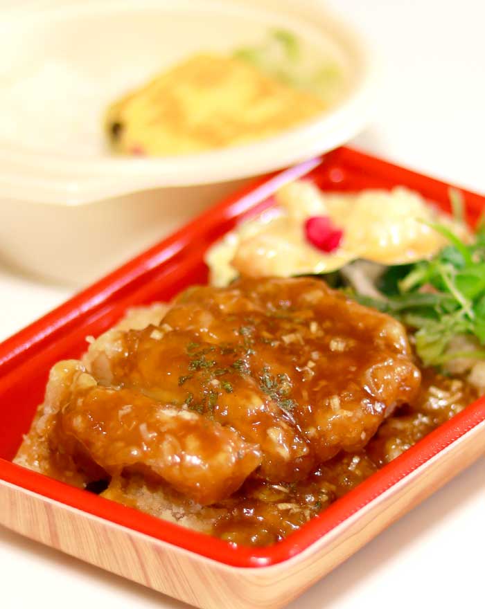 鶏肉の油淋ソース弁当（海老マヨサラダ添え）